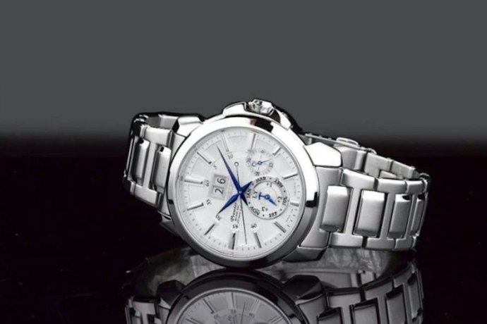Cek bahan strap untuk mengetahui keawetannya: Stainless steel, kulit, atau nylon