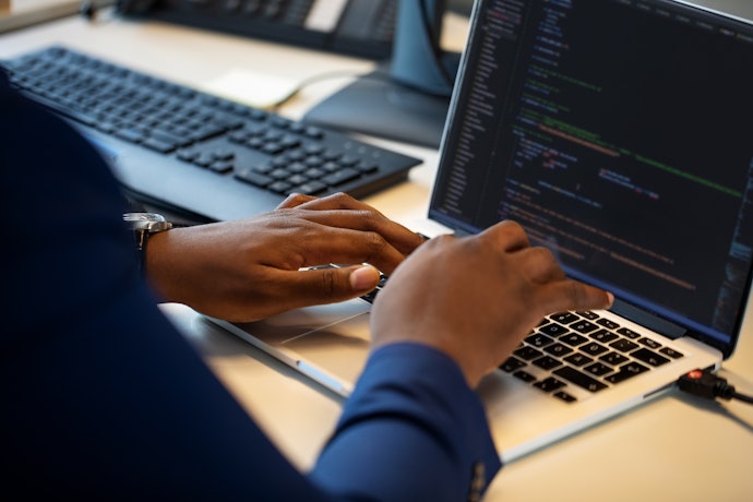 Jika Anda memakai cloud computing untuk AI atau software development, Anda bisa mempertimbangkan laptop dengan RAM 8 GB dan prosesor i3 yang lebih terjangkau