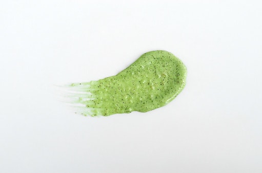 Bagi pemilik kulit berminyak atau berjerawat, cari yang mengandung green tea, salicylic acid, atau zinc