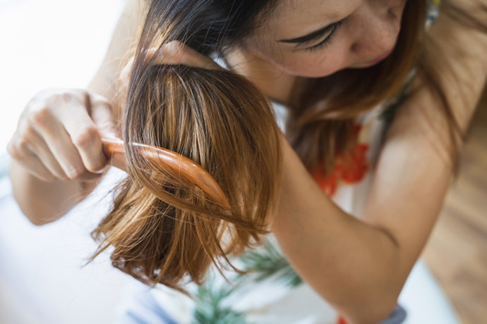 Rambut Anda patah ketika disisir? Cari shampoo yang mengandung keratin agar rambut lebih elastis
