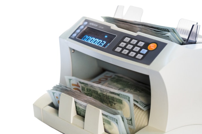 Pertimbangkan mesin tipe portable dengan kecepatan hitung hingga 600 lembar per menit