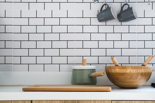 Untuk dipasang di dinding, pertimbangkanlah keramik dapur licin dengan tampilan cantik