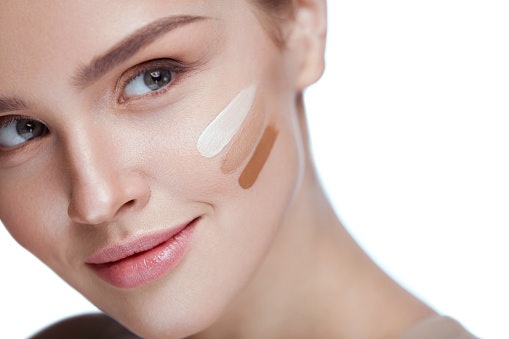 Pilih stick foundation dengan coverage natural atau buildable