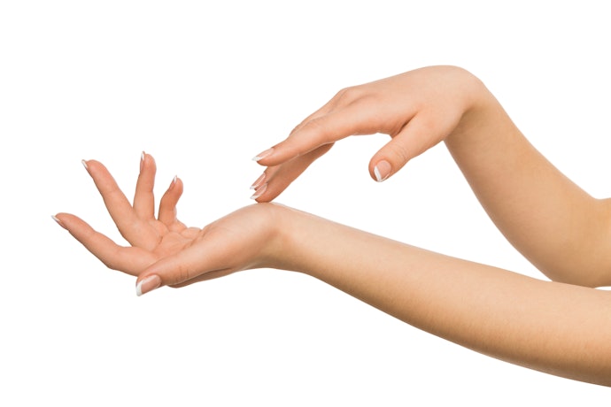 Ingin kulit tangan terasa lebih halus dan bebas kerutan? Pertimbangkan hand mask yang kaya akan vitamin A dan betaine sebagai bahan antiaging