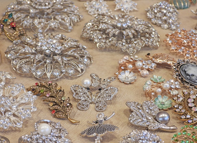 Agar lebih mewah, cari bros dagu mutiara, permata swarvoski, atau batu zircon