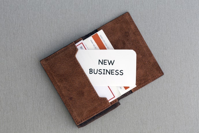 Pertimbangkan tempat kartu nama yang bisa di-custom
