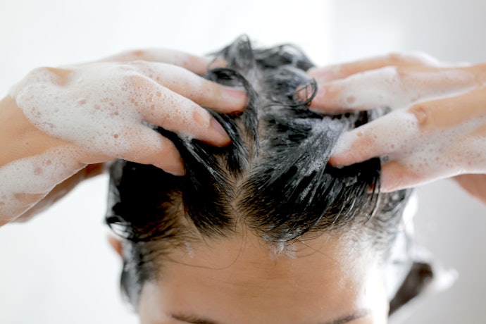 Rambut Anda berketombe? Cari shampoo lidah buaya yang dilengkapi kandungan piroctine olamine dan menthol