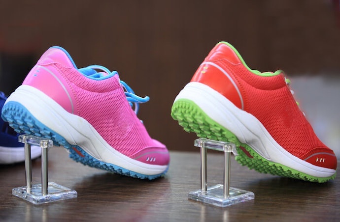 Pertimbangkan tipe spikeless dengan pengencang model tali untuk pemula
