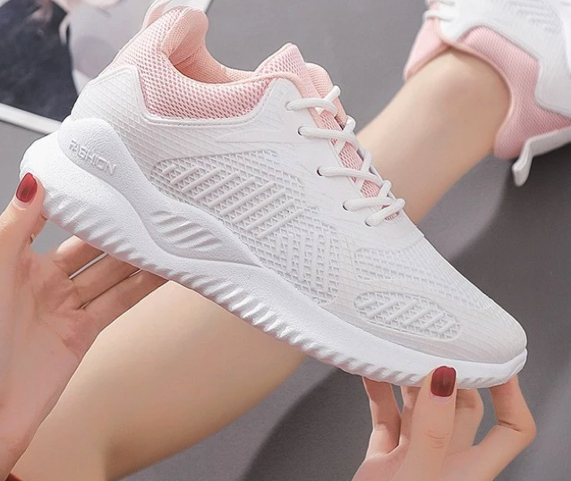 Pilih sepatu dengan bobot 200-280 gram dan upper mesh yang breathable