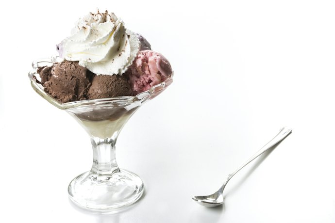 Agar es krim terlihat makin nikmat dan estetik, pilih gelas es krim kaca yang bentuknya cantik
