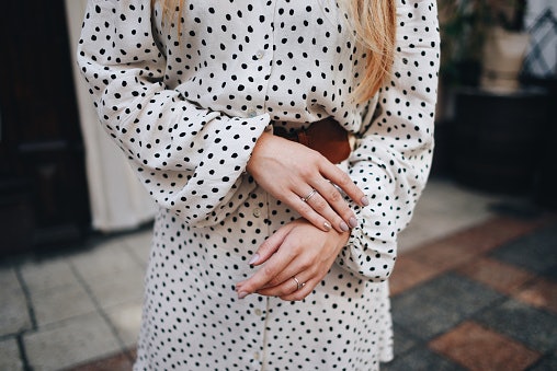 Cek detail aksen atau hiasan pada dress