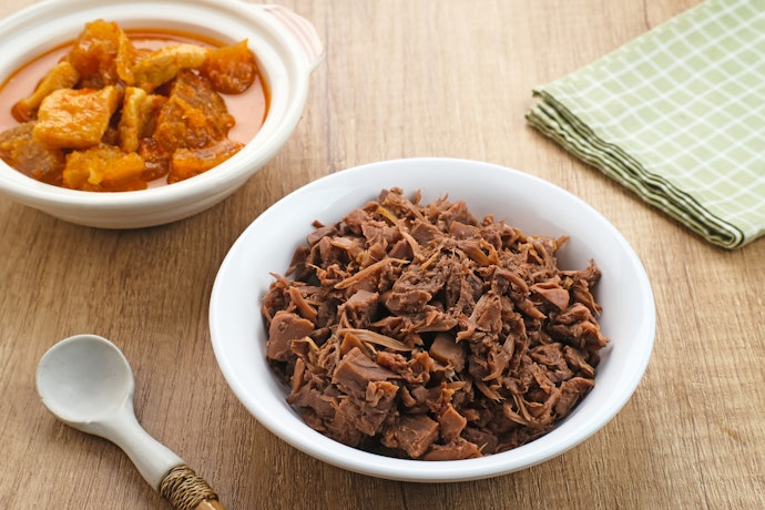 Pertimbangkan pilihan isinya: Gudeg komplet, nangka, manggar, atau jamur
