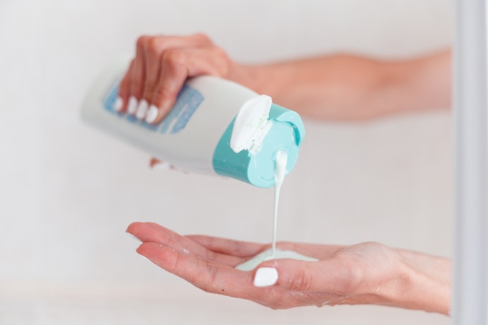 Bila kulit kepala sensitif cenderung kering, pilih jenis moisturizing shampoo yang efektif melembapkan