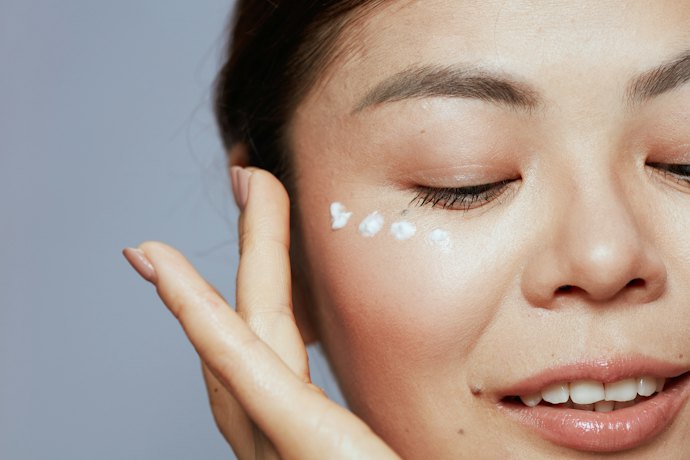 Prioritaskan untuk memilih eye cream dengan kombinasi beberapa jenis pelembap