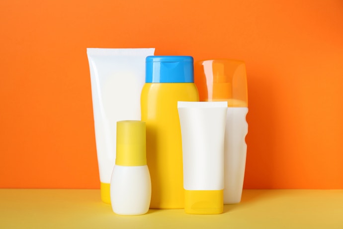 Jika sulit menemukan sunscreen untuk kulit berminyak, pilih yang punya klaim oil-free atau non-comedogenic