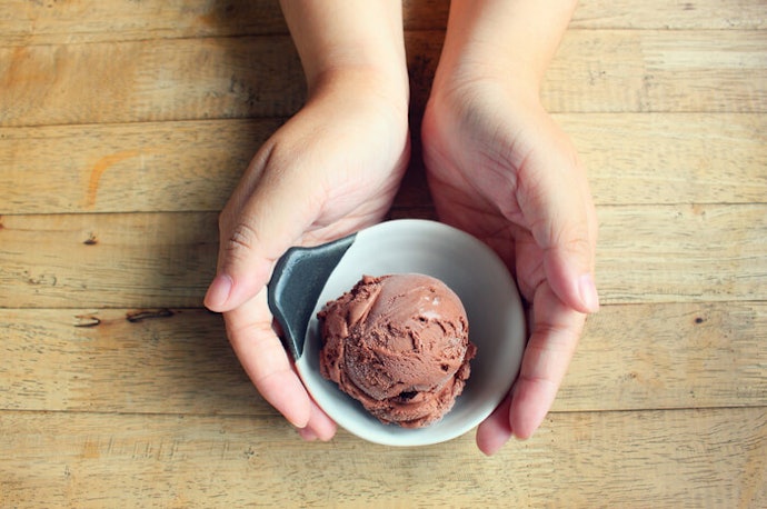 Cari gelas es krim kecil agar lebih mudah digenggam