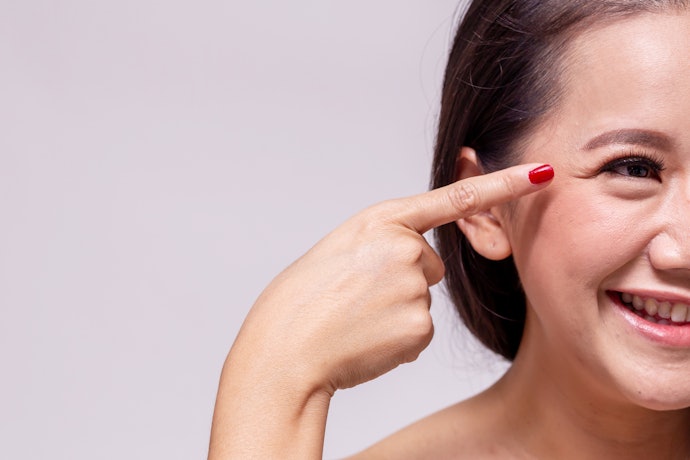 Pertimbangkan essence dengan kandungan anti-aging, seperti vitamin C, AHA, BHA, dan retinol untuk mengatasi tanda-tanda penuaan dini