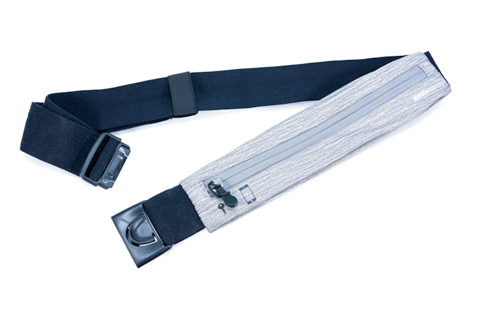 Agar bisa menampung ponsel dan barang lain, pilih running belt dengan panjang minimal 20 cm dan lebar minimal 10 cm
