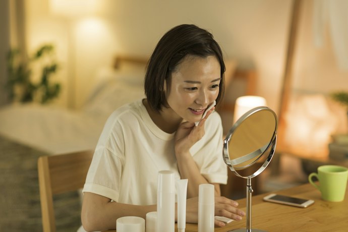 Carilah produk yang waterproof dan oil absorber agar makeup tahan lama