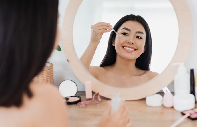 Untuk kulit berminyak, cari serum yang mengandung niacinamide sebagai oil control