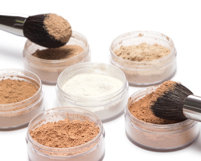 Untuk extra coverage, gunakan blotting powder dengan shade berwarna, misalnya produk Ultima II Delicate Translucent Face Powder Pink Shell atau Luxcrime Second Skin Loose Powder