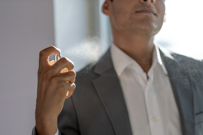 Pertimbangkan rekomendasi parfum Arab untuk pria dari merek Zimaya, Ahmed Al Maghribi, dan Fragrance World