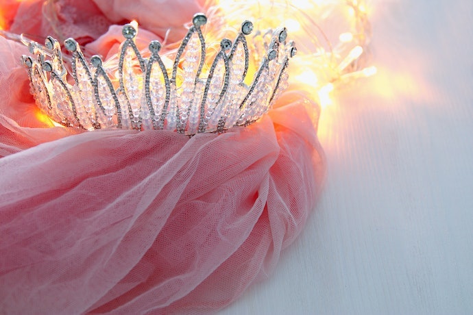 Untuk wedding atau pesta: Pilih headpiece mewah berbahan alloy dengan aksen zircon