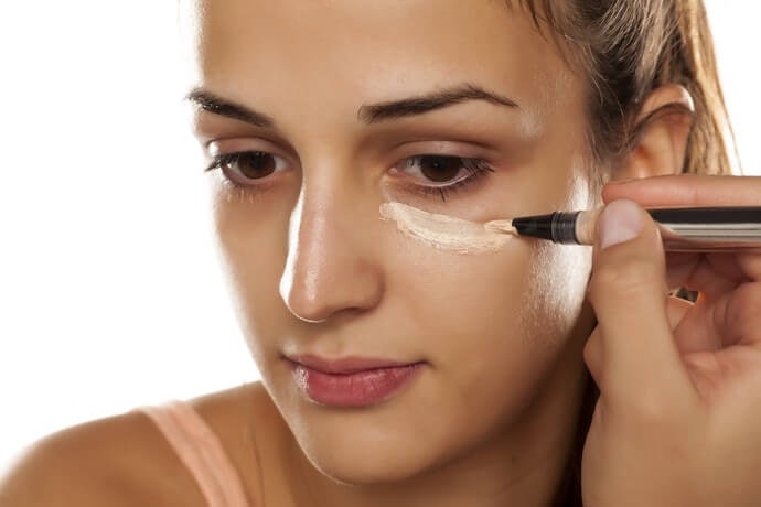 Hindari menggunakan highlighter sebagai concealer