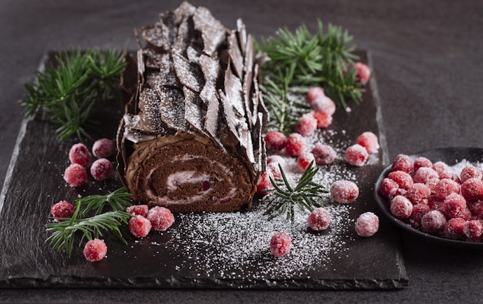 Pilih kue bolu yang dihias dengan menarik sebagai hantaran