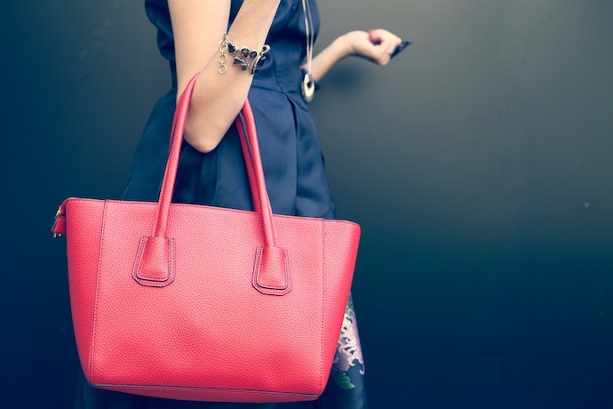 Untuk bergaya kasual, kenakan tote bag kulit motif atau yang modelnya timeless