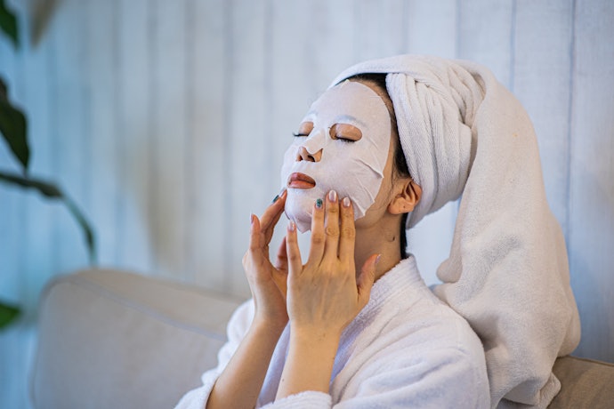 Agar optimal melembapkan, pilih sheet mask yang mengombinasikan pelembap humektan dan emolien