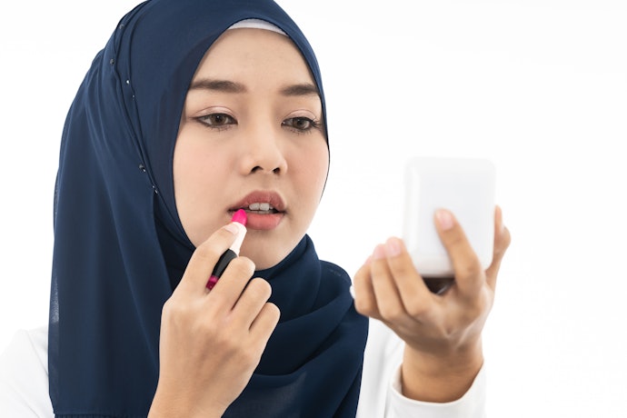 Jika bibir kering Anda cenderung gelap, carilah lipstik klaim pigmented dengan matte finish atau satin finish
