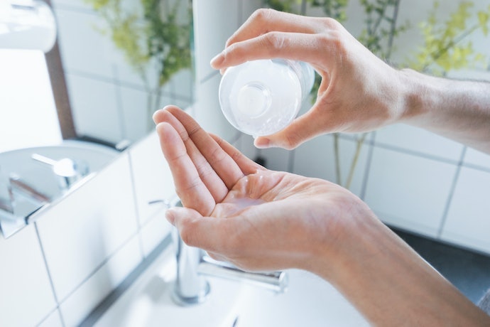 Jika kulit Anda berminyak, keberadaan bahan eksfolian sudah berfungsi juga sebagai oil-control; Selanjutnya, pastikan saja tekstur essence watery