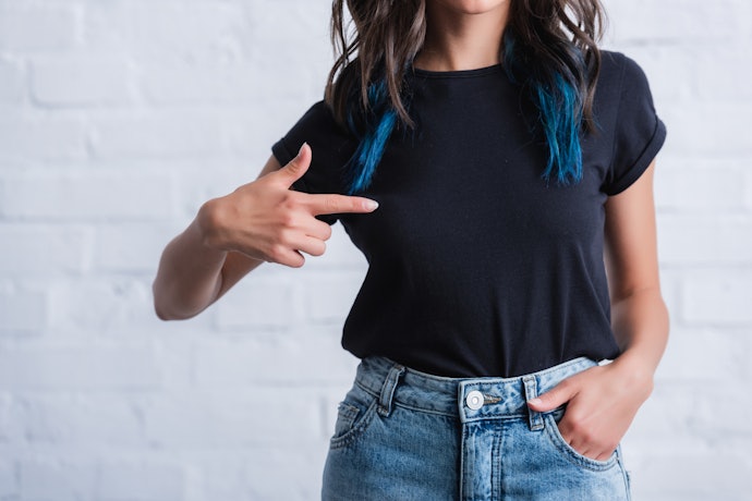 Cek juga kaos hitam wanita kekinian yang lagi tren, seperti model crop, oversized, dan loose