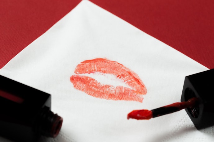 Jika Anda berencana memakai lip tint lebih dari 4 jam, prioritaskan yang memiliki label "transferproof"