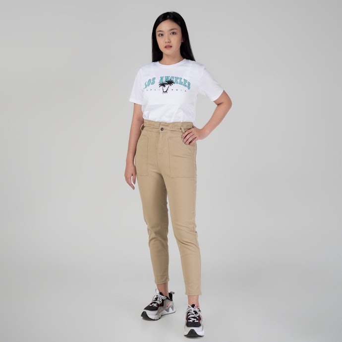 Untuk wanita bertubuh tinggi, pertimbangkan model celana ankle, tapered, dan baggy pants