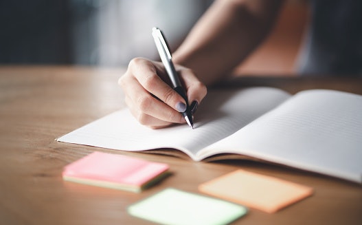 Untuk kado kenaikan jabatan, cari yang bisa makin menunjang kinerjanya di kantor seperti pena dan buku agenda