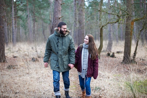 Bagi Anda yang suka mendaki gunung atau camping bersama teman-teman Anda, dapatkan jaket parka distro dengan desain unik dan keren