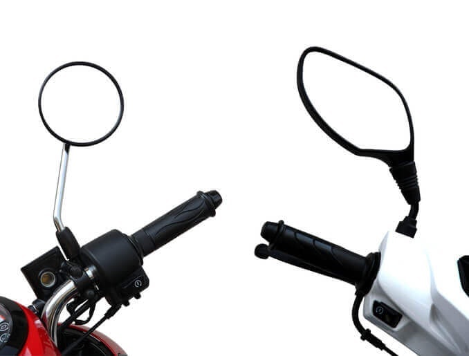 Utamakan spion motor dengan cermin cembung untuk meminimalkan blind spot saat berkendara