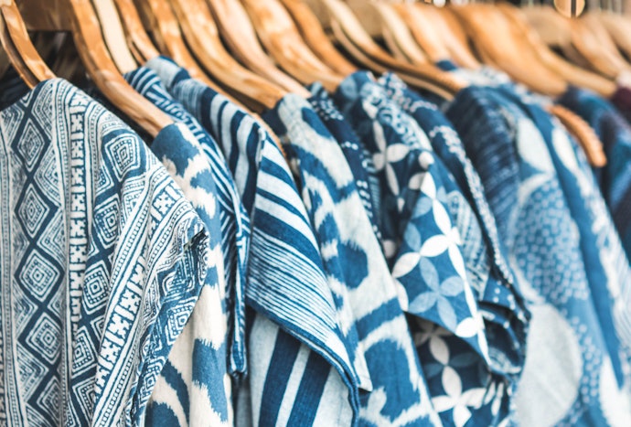 Bila ingin dipakai ke acara pesta atau kondangan, cari atasan batik yang cantik dan elegan
