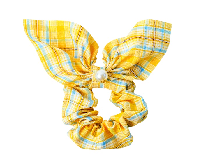 Jika ingin tampil cantik dan stylish, gunakan ikat rambut yang dilengkapi ribbon atau scarf