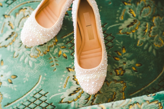Untuk pesta, pakai kitten heels 5 cm dengan hiasan payet dan motif glitter yang elegan