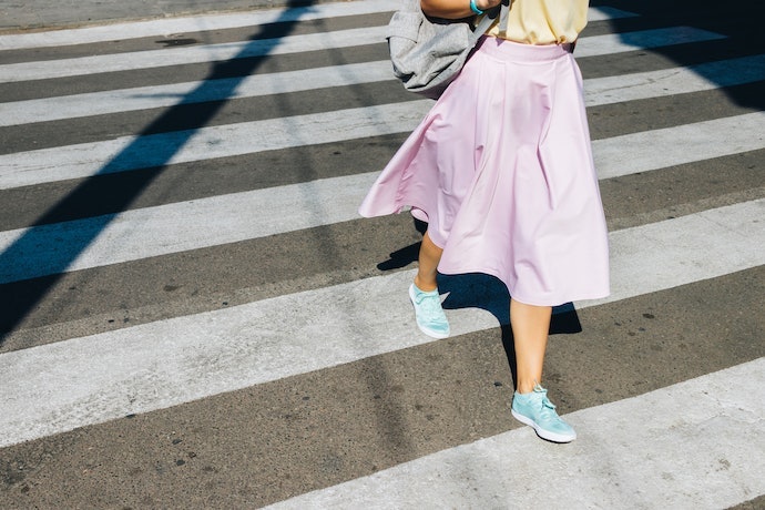 Untuk menyamarkan kaki besar, pertimbangkan rok midi A-line dan rok midi plisket
