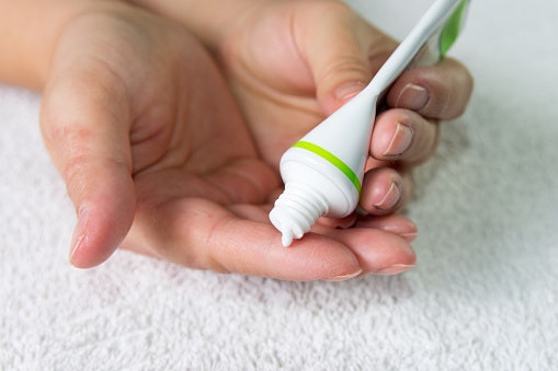 Untuk penanganan awal bisul, Anda bisa memilih salep dengan kandungan antibakteri, seperti ichtammol atau kombinasi kandungan salicylic acid, sulfur praecipitatum, dan acid benzoicum