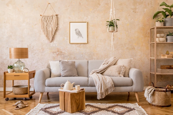 Untuk sekadar mempercantik ruangan, pilih wallpaper, macrame, atau lukisan