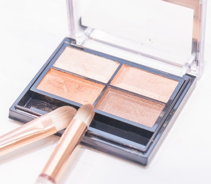 Pilih produk yang mudah dilapisi makeup