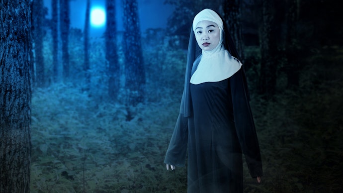 Anda wanita pengguna hijab? Kostum jubah asrama Harry Potter dan karakter Valak bisa dipertimbangkan