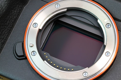 Perhatikan jenis sensor kamera dan resolusinya