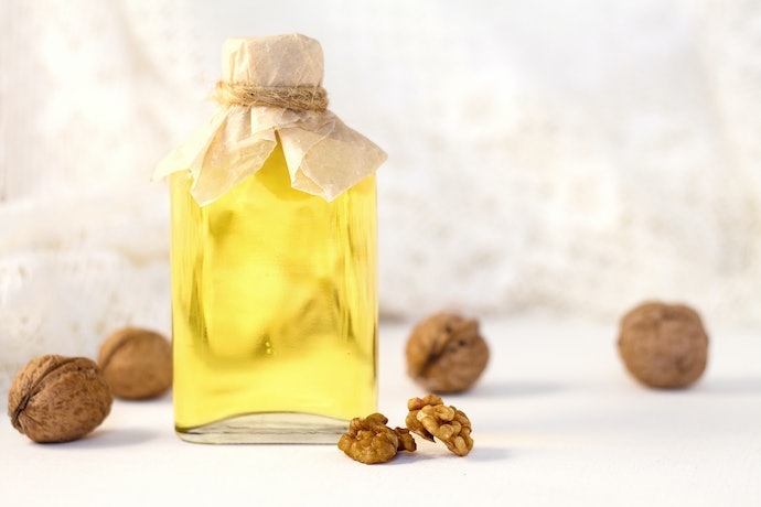 Pastikan keberadaan bahan pelembap pada lip balm pria untuk mengatasi bibir kering, misalnya shea butter, avocado oil, dan petroleum jelly