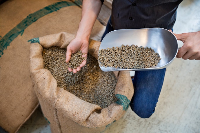 Cari tahu proses produksi biji kopinya apabila memungkinkan